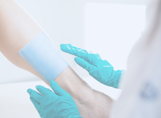How does a Superabsorbent Foam Dressing work?